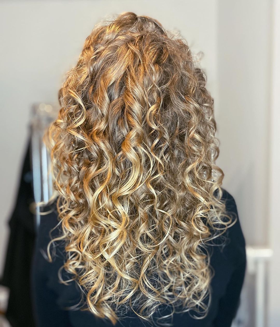 Platinum Highlights on Curly Hair: How to Get the Perfect Look for Summer!