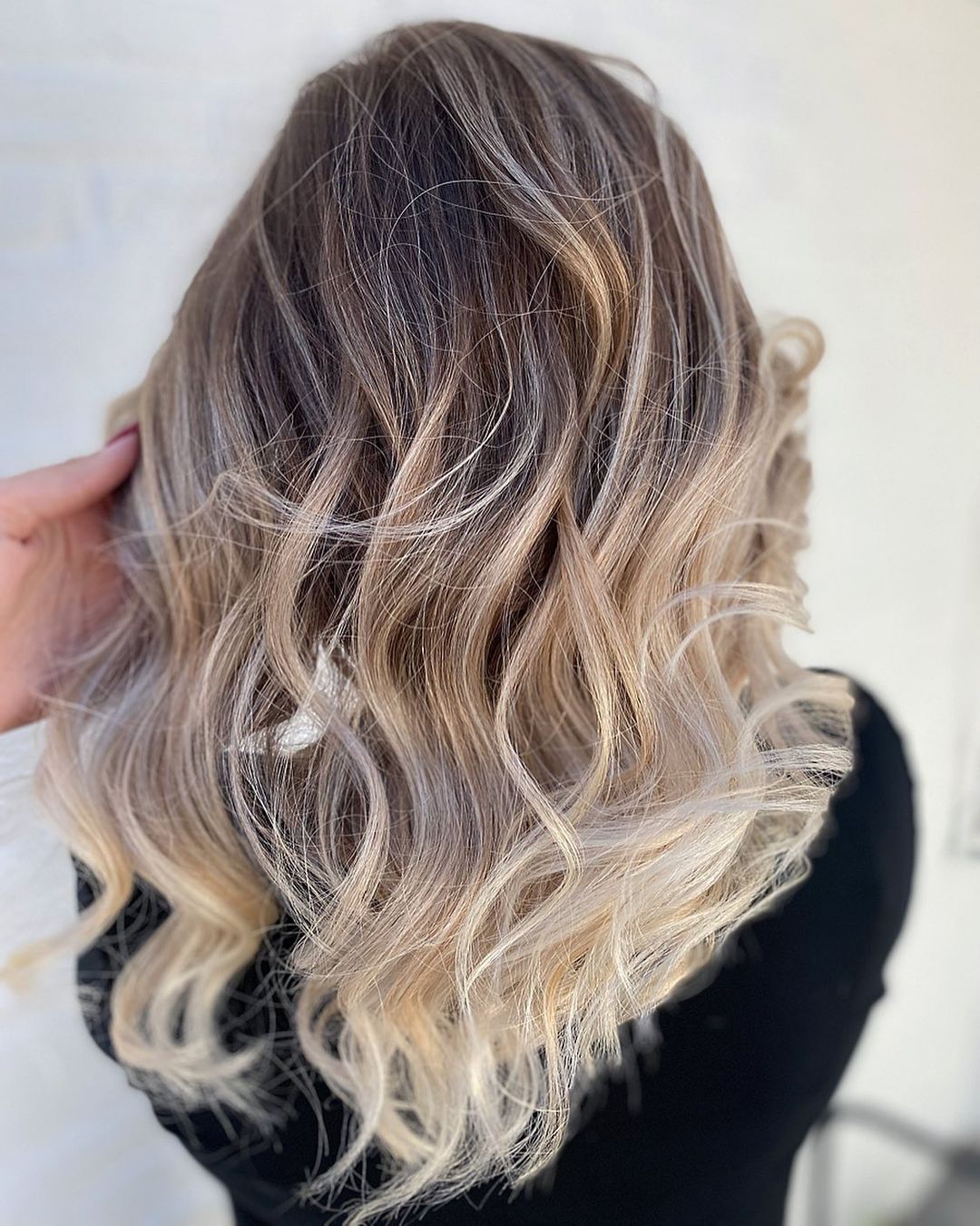 30+ Blonde Hair with Dark Roots: Top Looks & Trending Ideas