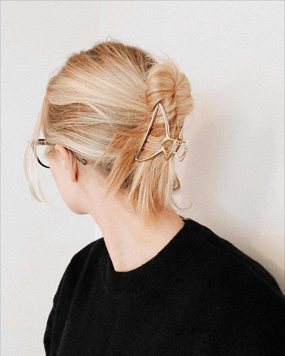 30+ Claw Clip Hairstyles for an Upgraded Everyday Style